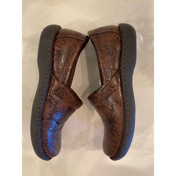 B.O.C. Born Concept Brown Floral Embosed Women Sz 7 Slip On Clogs Arch Suprt BOC - Picture 8 of 10